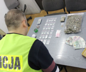 Próbowali pozbyć się narkotyków przez okno - to była rodzinna akcja