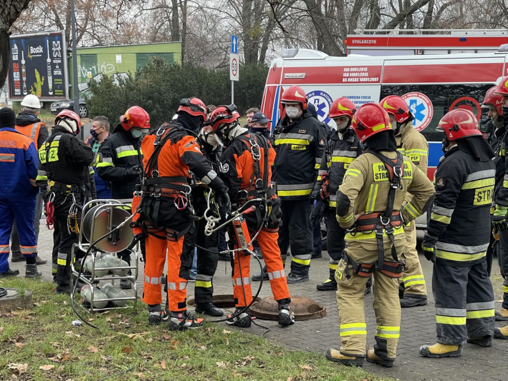 Dramat w Śródmieściu. Mężczyzna wpadł do kanału