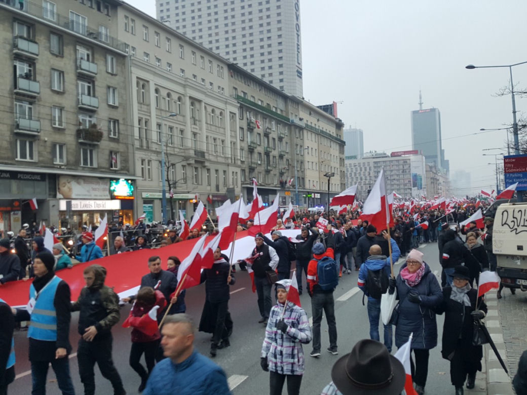 Biało-czerwony marsz na ulicach Warszawy