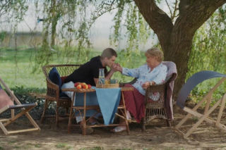 M jak miłość po wakacjach. Barbara (Teresa Lipowska), Mateusz (Rafał Kowalski)