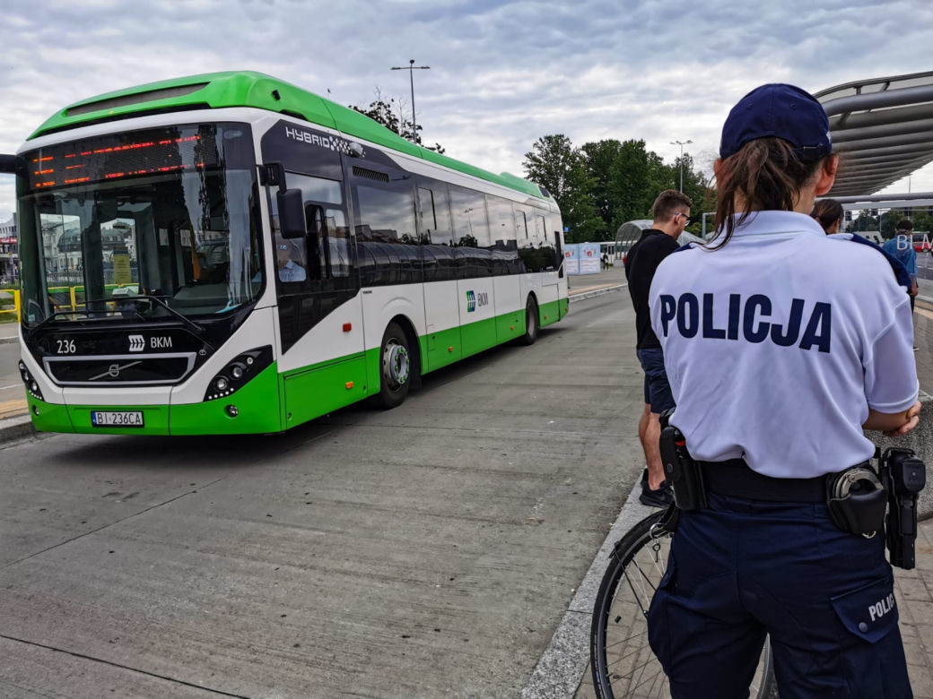 Białystok. Policjanci sprawdzają, czy pasażerowie BKM noszą maseczki. Za jej brak jest 500 zł mandatu [ZDJĘCIA]