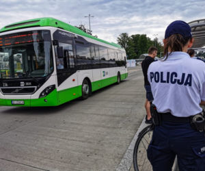 Białystok. Policjanci sprawdzają, czy pasażerowie BKM noszą maseczki. Za jej brak jest 500 zł mandatu [ZDJĘCIA]