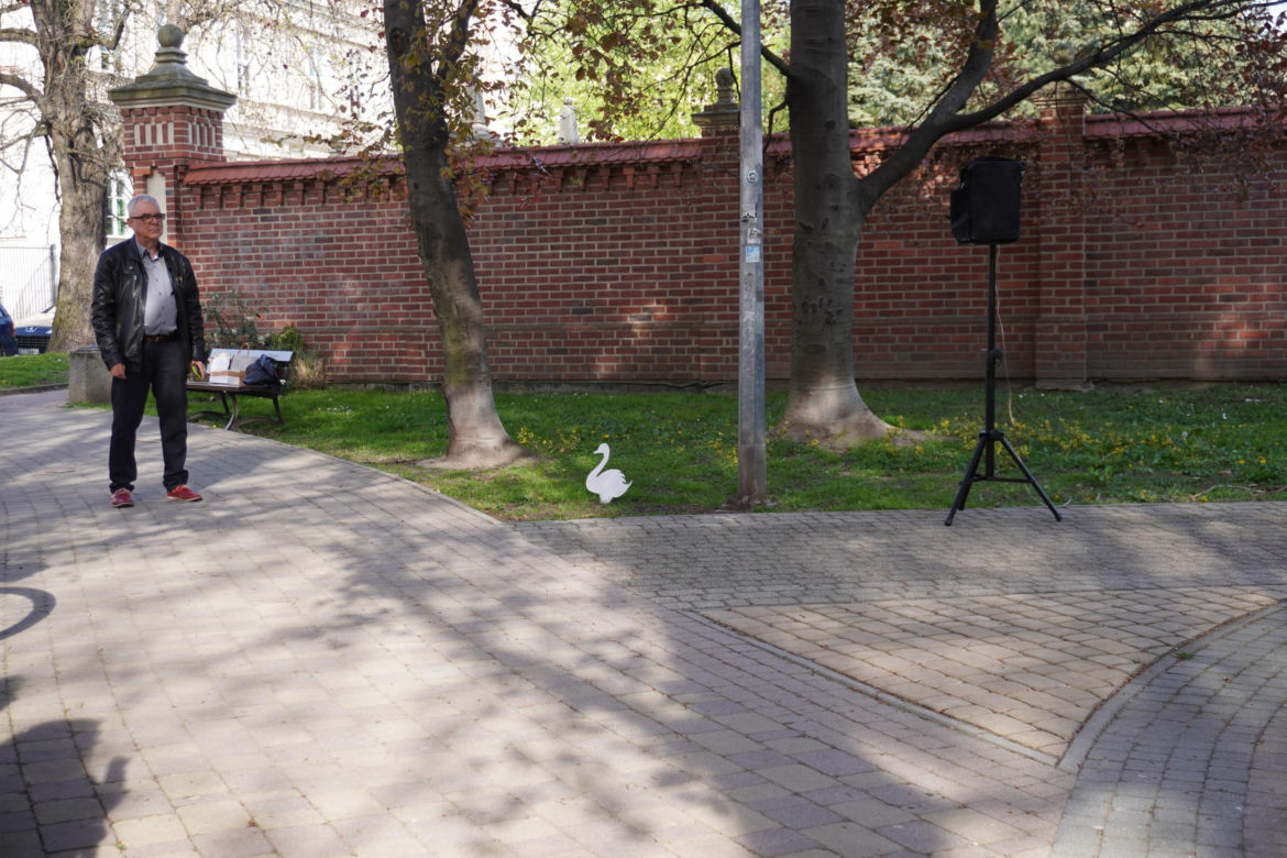 Henryk Łabędź spotkał się z mieszkańcami Tarnowa na skwerze Alicji i Jana Preiss