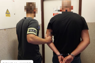 Dusił swoją byłą konkubinę i skopał jej partnera. Obojgu groził śmiercią