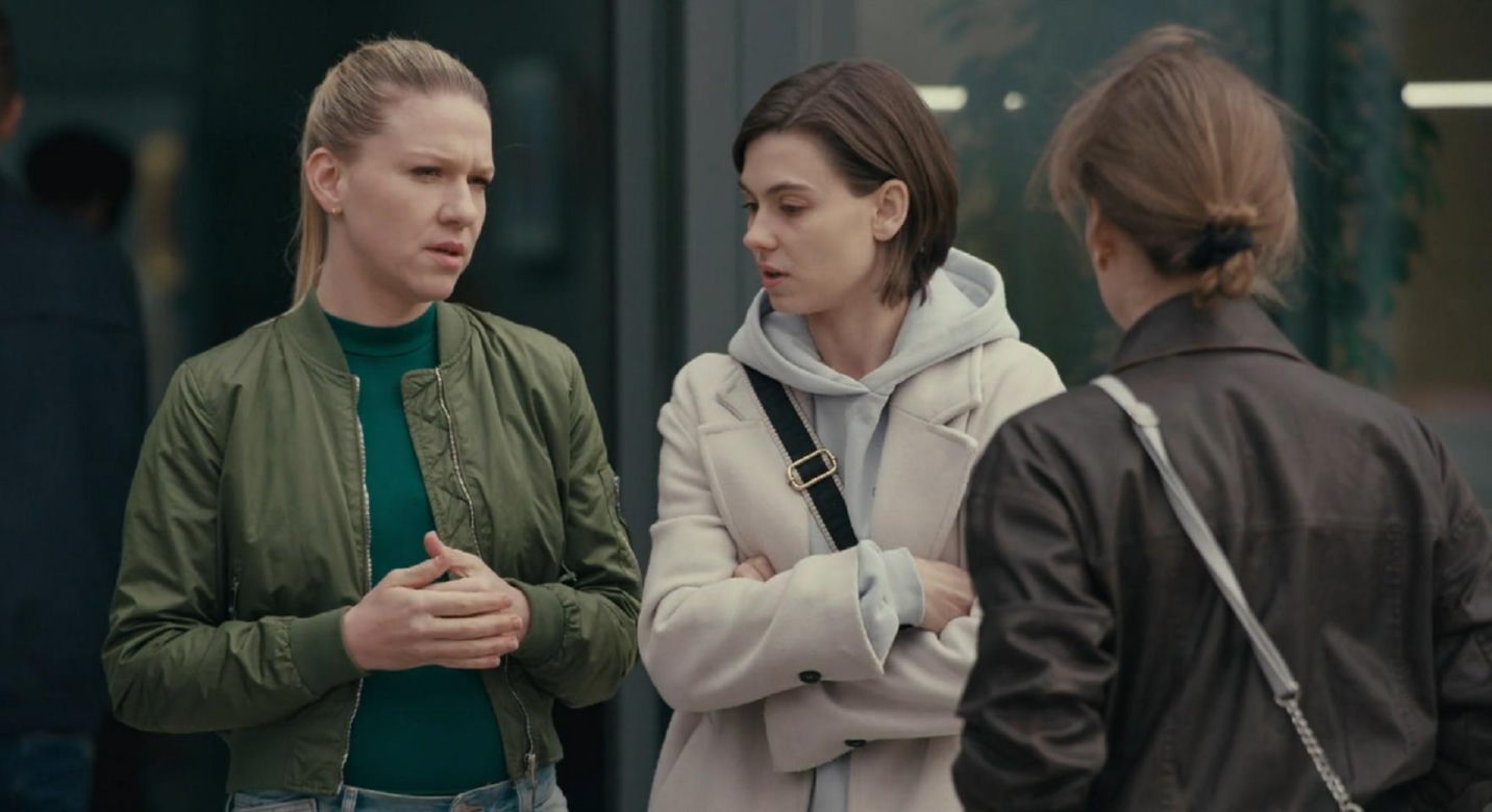 Na dobre i na złe odc. 998. Blanka (Pola Gonciarz), Zuza (Aurora Lipartowska), Dorota (Magdalena Wróbel)