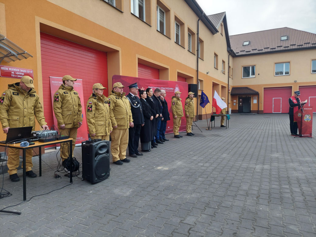 Przekazanie sprzętu strażakom