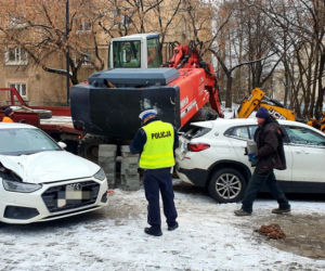 Koparka przewróciła się na 3 samochody