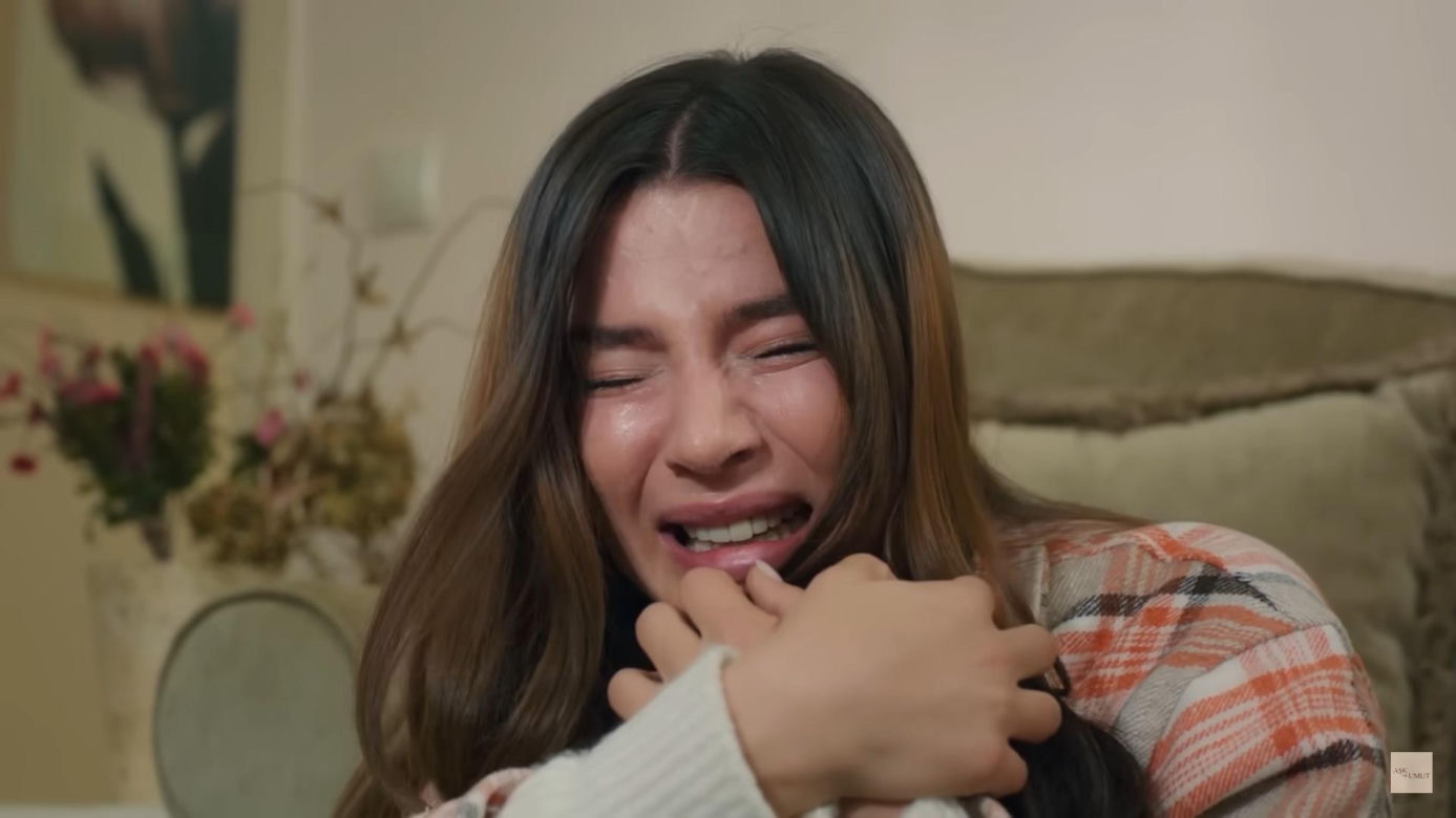 Zeynep jest zdruzgotana. Towarzyszy matce i nie ukrywa emocji