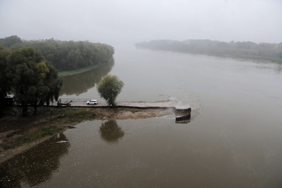 Most pontonowy na Wiśle zdemontowany. Ścieki znów wpadają do rzeki
