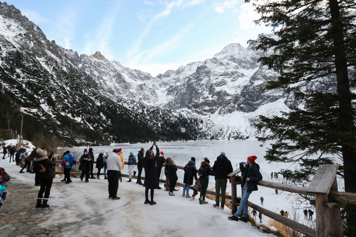 Tatry, 26.12.2022. Turyści na tafli lodu na jeziorze Morskie Oko w Tatrach