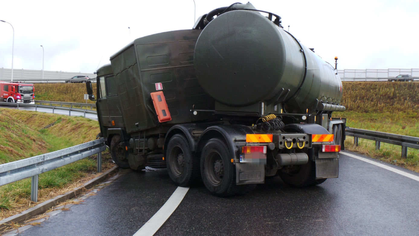 Wypadek wojskowej cysterny pod Warszawą