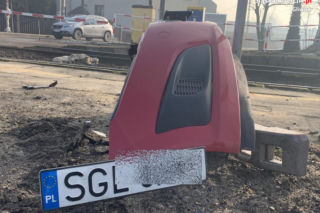 Śląskie: Ominął rogatki i zderzył się z pociągiem towarowym. O krok od tragedii [ZDJĘCIA]