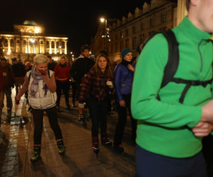 Nightskating. Warszawiacy przejechali stolicę na rolkach [Zdjęcia]