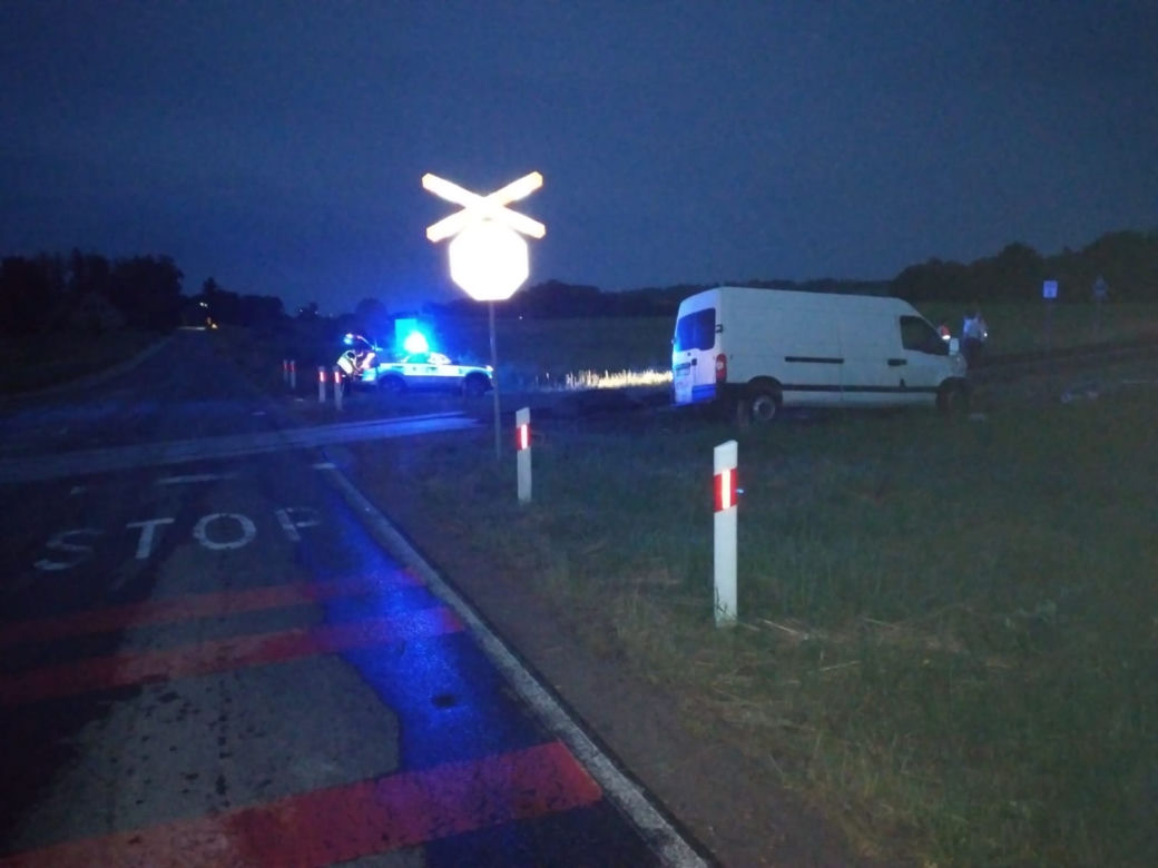 Bajtkowo. Tragiczny wypadek na przejeździe kolejowym. Nie żyje kierowca busa [ZDJĘCIA]