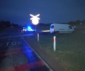 Bajtkowo. Tragiczny wypadek na przejeździe kolejowym. Nie żyje kierowca busa [ZDJĘCIA]
