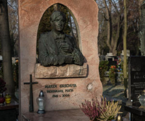 Kraków pamięta. Na grobie Marka Grechuty zawsze palą się znicze. Jeden szczegół jego grobu chwyta za serce