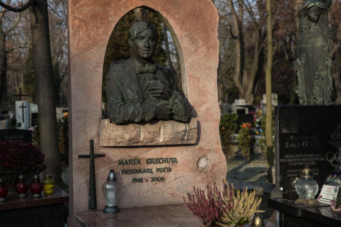 Kraków pamięta. Na grobie Marka Grechuty zawsze palą się znicze. Jeden szczegół jego grobu chwyta za serce