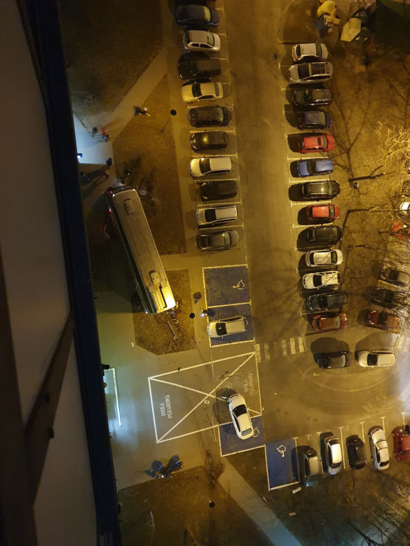Poznań: autobus wylądował przy wejściu do bloku.