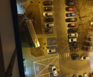 Poznań: autobus wylądował przy wejściu do bloku.