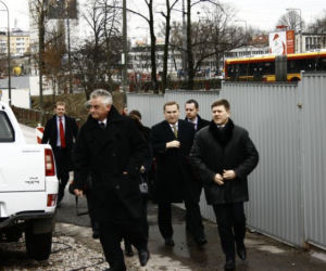Mirosław Drzewiecki, minister sportu i turystyki oraz wicepremier Ukrainy Iwan Wasiunyk udają się na spotkanie w siedzibie Narodowego Centrum Sportu. 