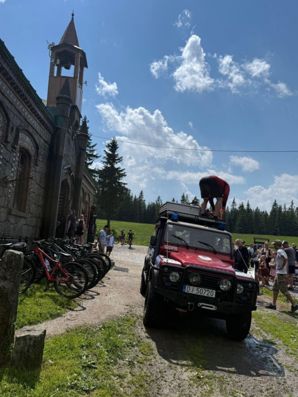 Piorun uderzył w rowerzystkę. GOPR pokazał, co zostało z jej kasku