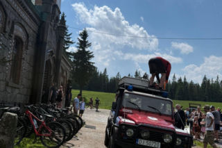 Piorun uderzył w rowerzystkę. GOPR pokazał, co zostało z jej kasku