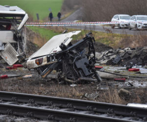 Kierowca autobusu zginał na torach, zamknięty w śmiertelnej pułapce
