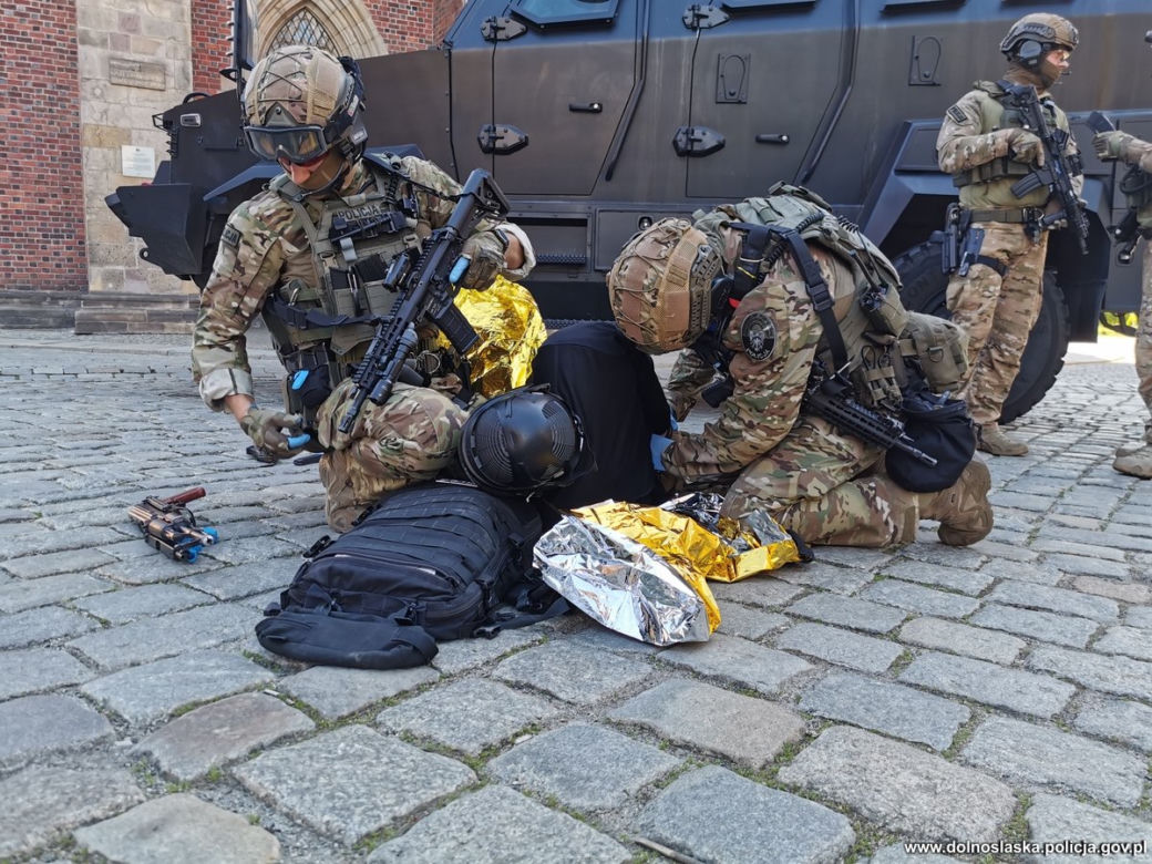 Brawurowa akcja kontrterrorystów na Ostrowie Tumskim. Odbijali zakładników z katedry 