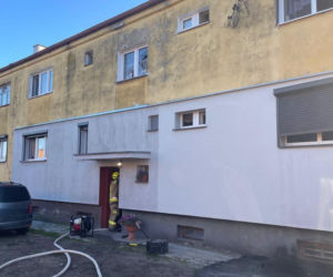 Pożar i kłęby dymu w budynku. Strażacy wynieśli dwie butle z gazem! [ZDJĘCIA]