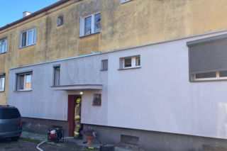 Pożar i kłęby dymu w budynku. Strażacy wynieśli dwie butle z gazem! [ZDJĘCIA]