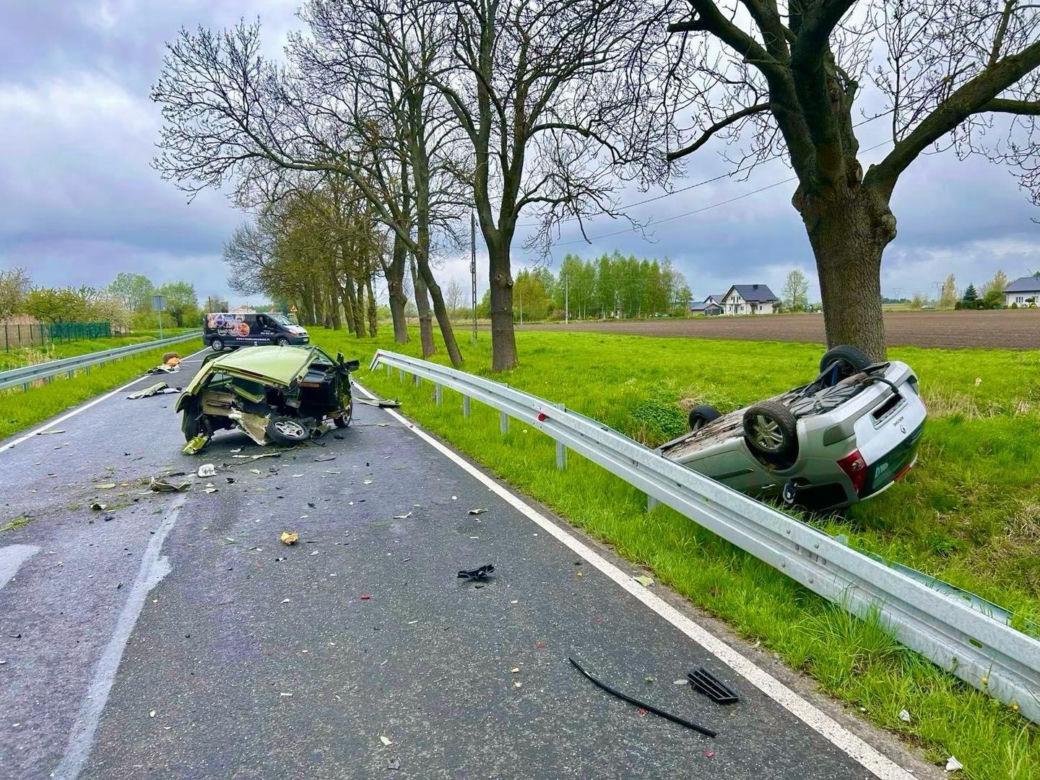 Siła uderzenia wyrzuciła fotel pasażera poza auto. Koszmarny wypadek na prostej drodze