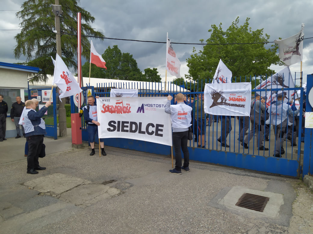 Trwa strajk generalny w Altrad Mostostal. Protestujących poparli związkowcy z Mostostalu Siedlce - zobacz zdjęcia!