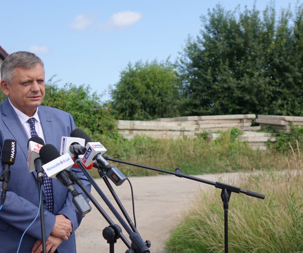 Prezydent Koszalina Piotr Jedliński na ul. Austriackiej