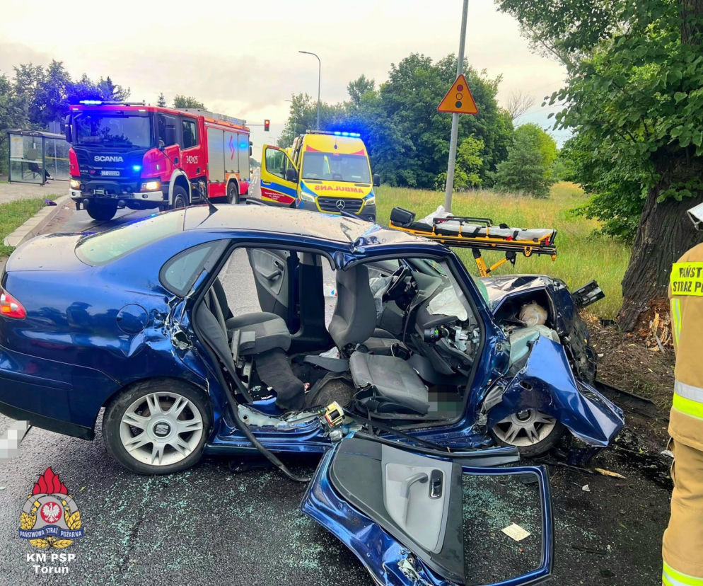Rozbity niebieski samochód osobowy po wypadku w Toruniu. O szczegółach tragedii przeczytasz na SE.