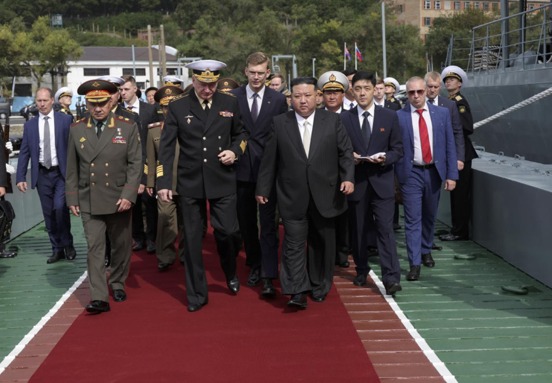 Nie uwierzysz, co Putin pokazał Kim Dzong Unowi! Wielki mors zrobił to na jego oczach