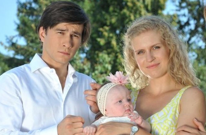 M jak miłość. Hania (Maja Marczak), Natalka (Marcjanna Lelek), Franek (Piotr Nerlewski)
