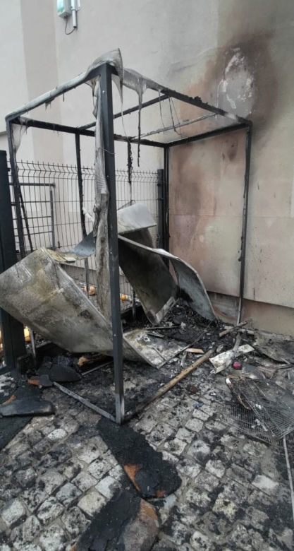 Łódź. Lodówka społeczna Caritasu spłonęła. "Komuś bardzo przeszkadzała" 