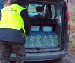 Gmina Sidra. Bimbrownia w oborze. KAS przechwyciła setki litrów nielegalnego alkoholu