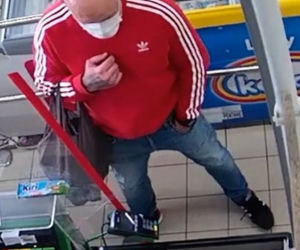 Chełmża. Dokonał kradzieży w sklepie. Rozpoznajesz tego mężczyznę?
