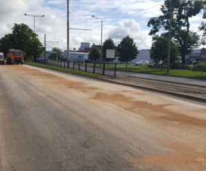 Poważne utrudnienia w centrum Grudziądza. Strażacy usuwają ogromną plamę oleju na ulicy Focha