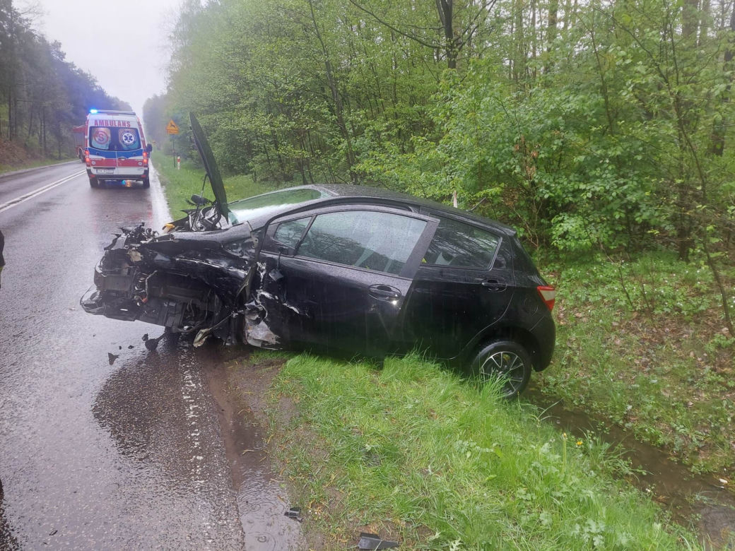 Wypadek na drodze nr 42 w Brodach. Zderzyły się dwa auta osobowe