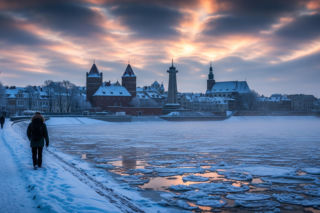 Toruń zamarza dziś na kość. Czy mróz znów uderzy z podwójną siłą?