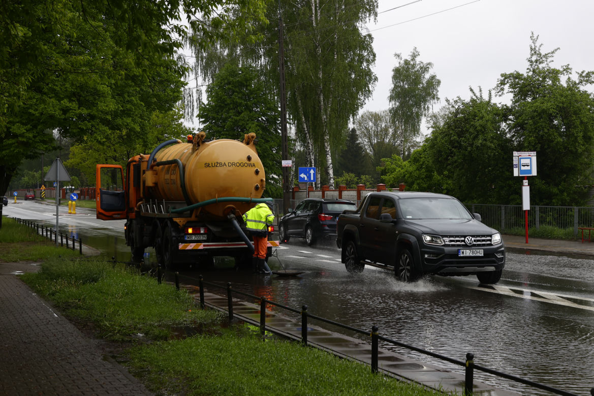 Ulice Warszawy popłynęły po ulewie