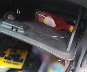 Pijany kierowca rozbił auto i zasnął. Spacerowiczka myślała, że nie żyje