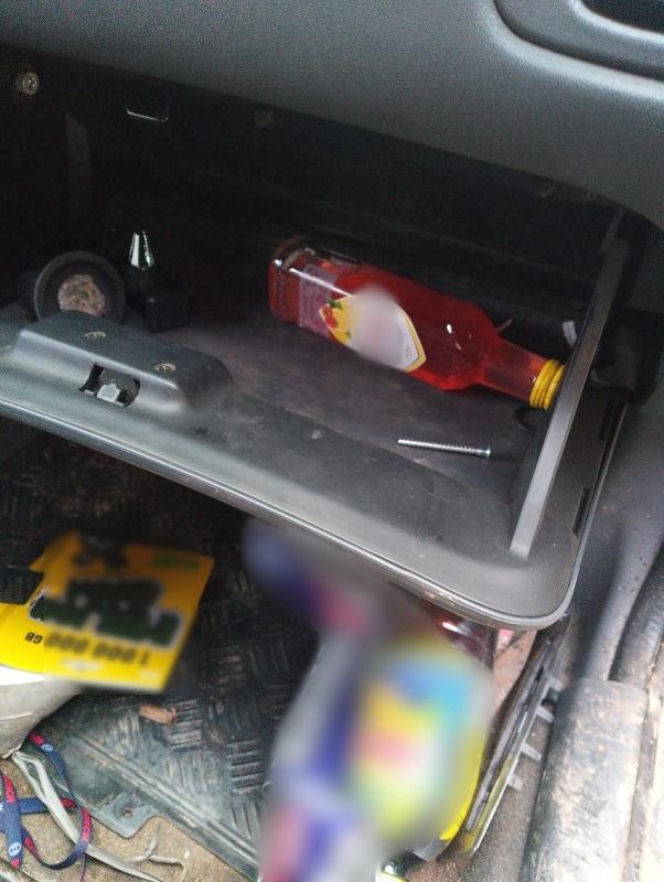 Pijany kierowca rozbił auto i zasnął. Spacerowiczka myślała, że nie żyje