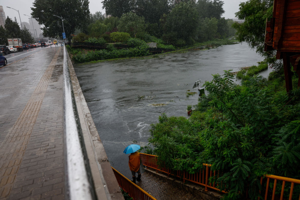 Chiny. Tysiące ludzi uciekają ze swoich domów, gdy ulewny deszcz uderzył w Pekin