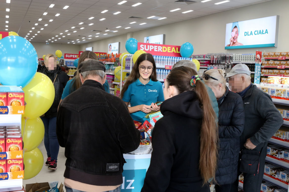 Otwarcie Centrum Handlowego Maxim w Legionowie. Tłum szturmował sklepy, klienci chcieli "wejść z drzwiami"
