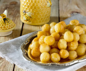 Loukoumades, czyli greckie pączki skąpane w miodzie