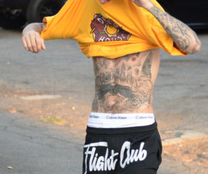 Justin Bieber i Hailey Bieber na spacerze