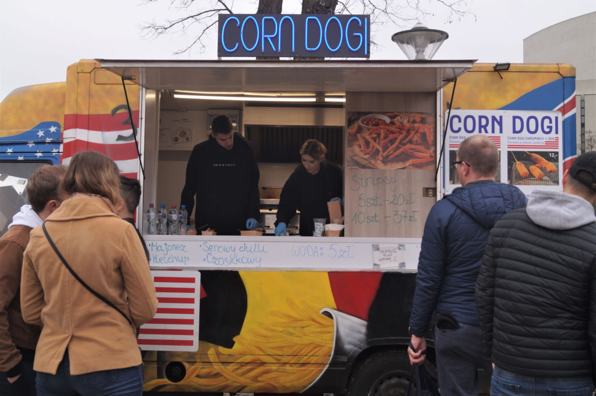 Festiwal Smaków Food Trucków 2023. Restauracje na kółkach zaparkowały na Wyspie Młyńskiej! [ZDJĘCIA]